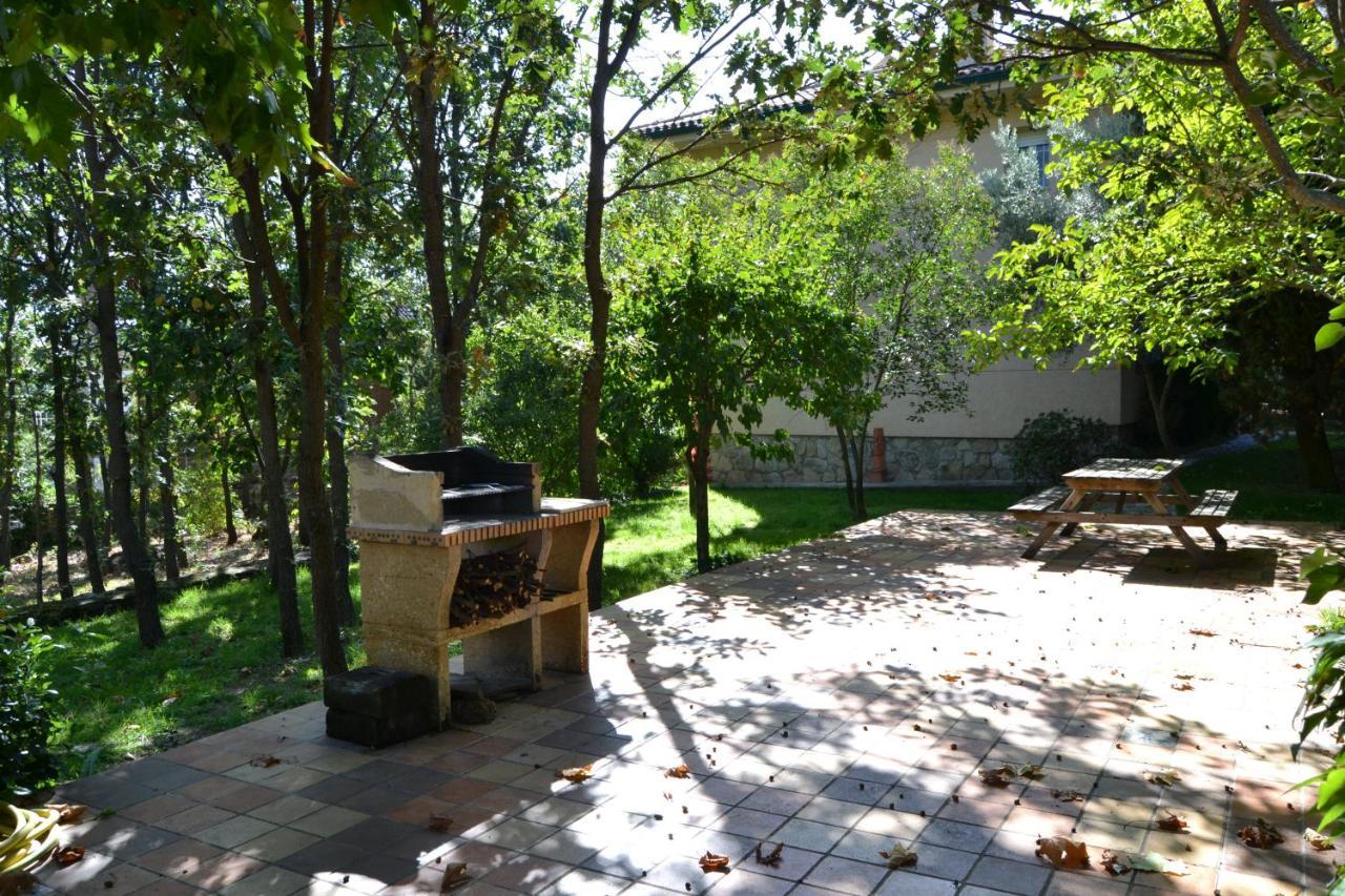 Casa Rural El Trepador Azul Futbolín Barbacoa 8 personas Becerril de la Sierra Exterior foto