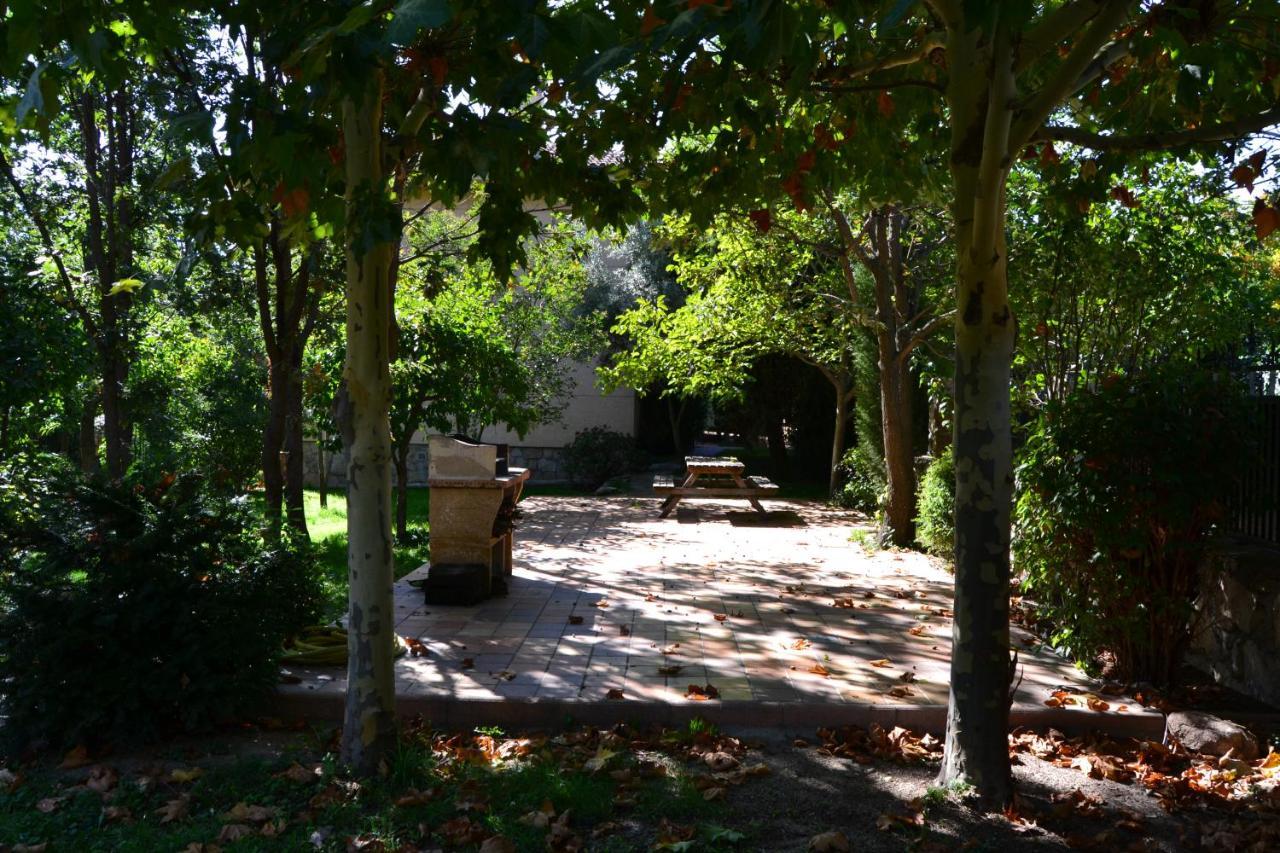 Casa Rural El Trepador Azul Futbolín Barbacoa 8 personas Becerril de la Sierra Exterior foto